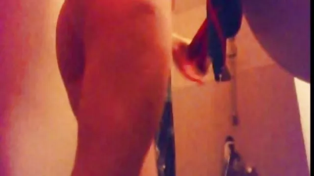 Mặc quần áo phụ nữ, cả hai người đàn ông phim sex loan luon nhat ban trần truồng thủ dâm trước khi trao đổi kín đáo