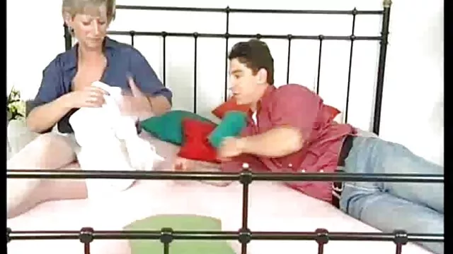 tóc vàng xinh đẹp, tóc đen, cô gái chia sẻ sex nhat ban hay nhat troy