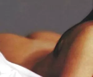 một cô gái tóc đen cung cấp cho bạn trai của cô một sex hd khong che moi nhat món đồ chơi mới để chơi với.