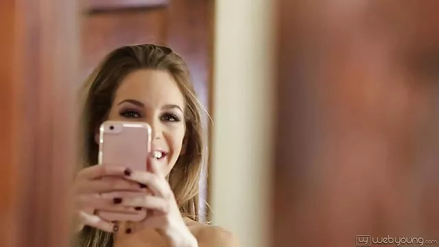 các cô gái phim sex nhat hay moi nhat tóc vàng mật ong, có hai con gái chồng cúi xuống.