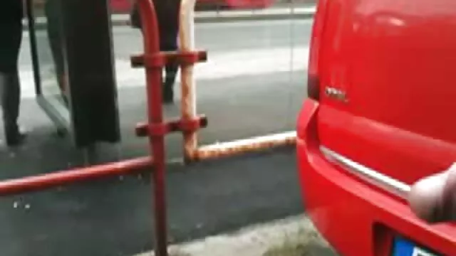 Một cô gái tóc trong hồ phim xet nhat ban khong che bơi.